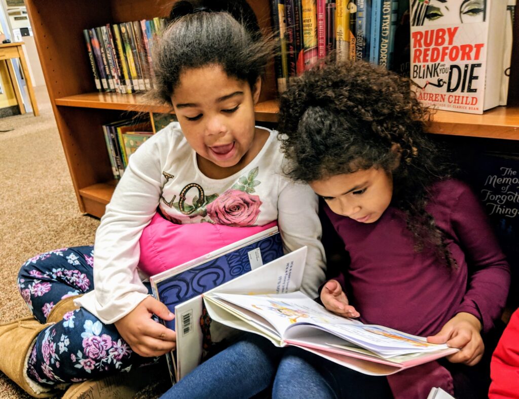 2 kids reading